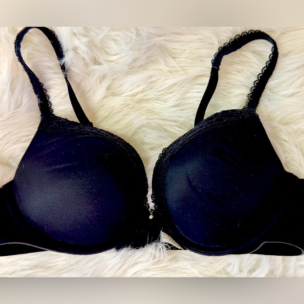 EUC Victoria's Secret Black Push-Up Lace Bra Size‎ 36B